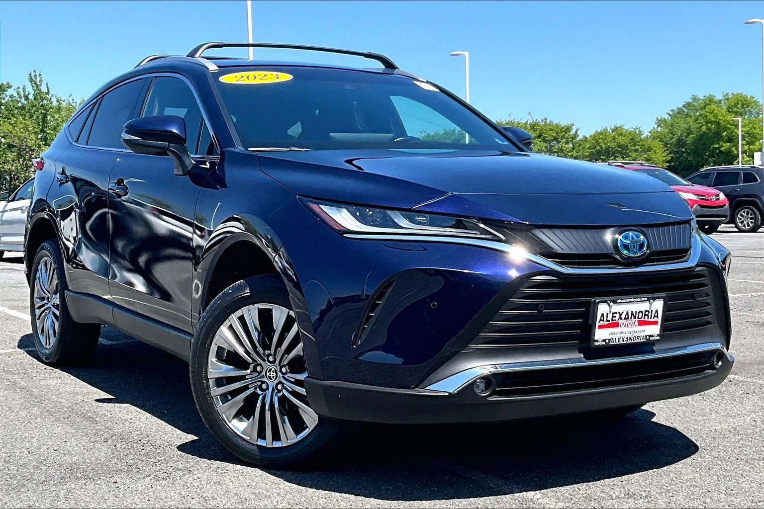 Used 2023 Toyota Venza XLE image 2