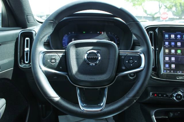 Used 2025 Volvo XC40 B5 Plus image 23