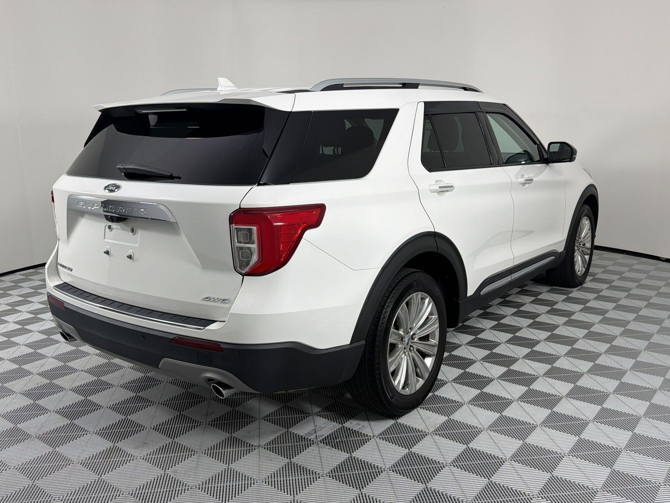 Used 2022 Ford Explorer Limited w/ Equipment Group 301A AWD/4WD image 9