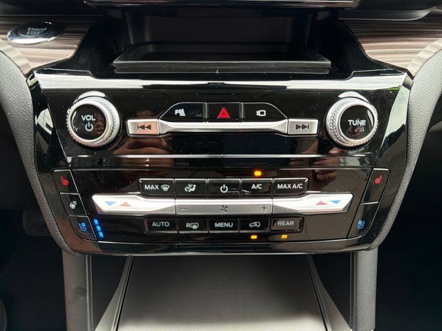 Used 2022 Ford Explorer Limited w/ Equipment Group 301A AWD/4WD image 14