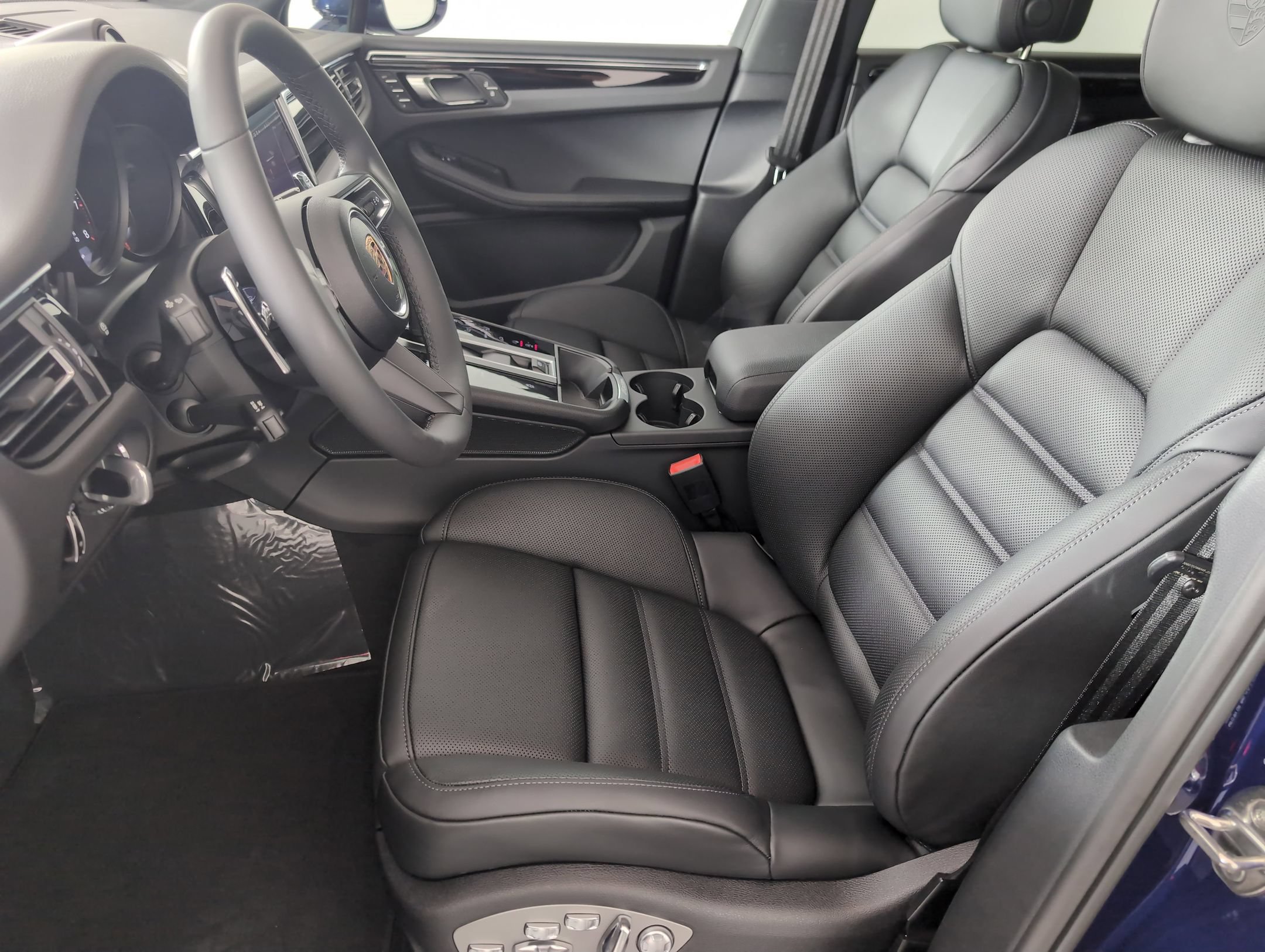 Certified 2025 Porsche Macan AWD/4WD image 5