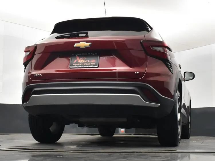 Used 2025 Chevrolet Trax LT FWD image 13