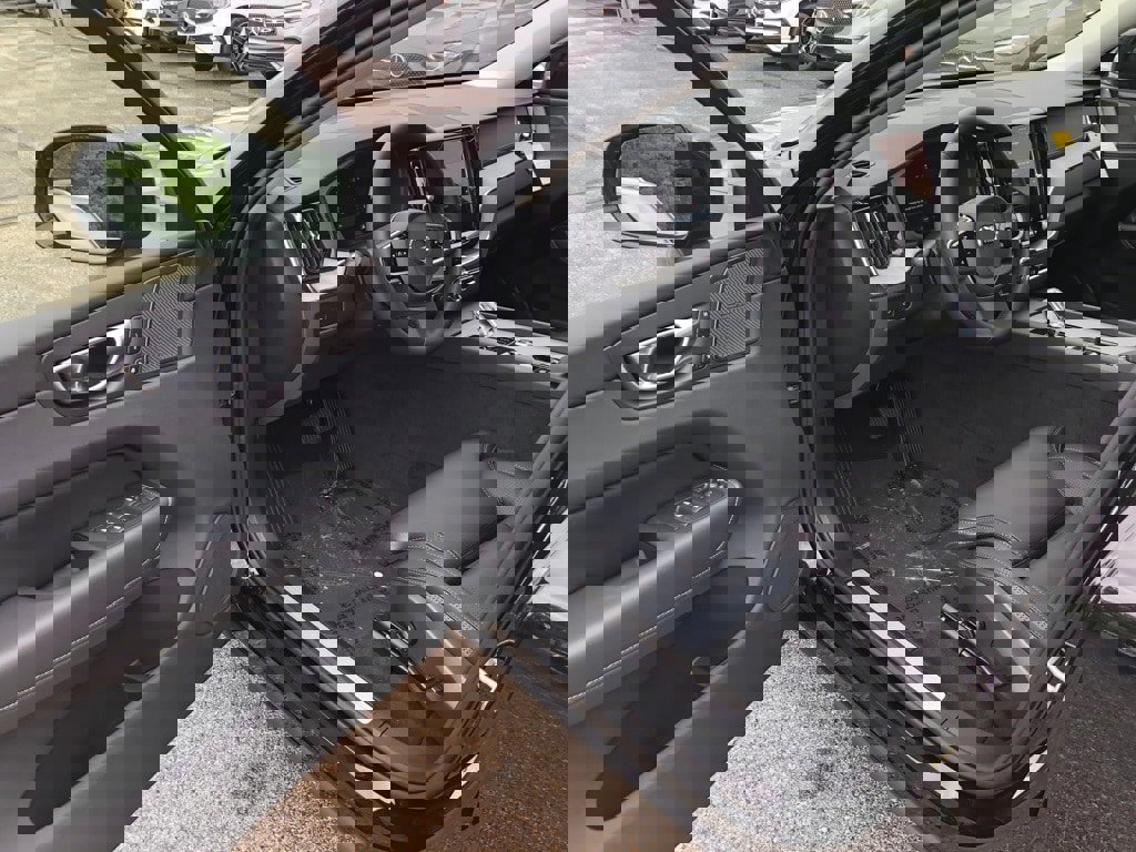 Used 2025 Volvo XC60 B5 Ultra w/ Protection Package Premier image 11