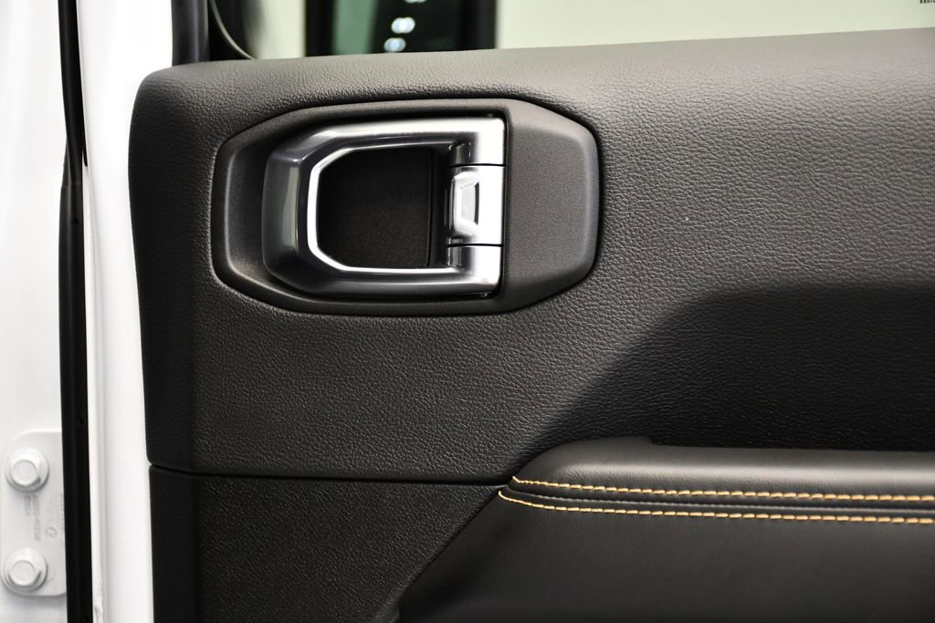 Used 2025 Jeep Wrangler Sahara image 46