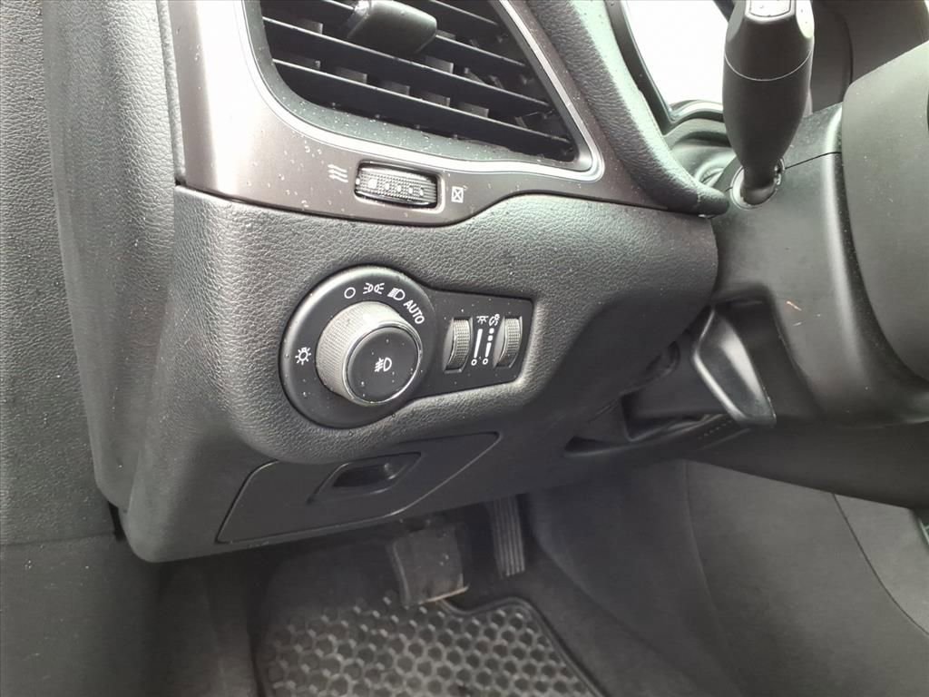 Used 2020 Jeep Cherokee Latitude Plus w/ Cold Weather Group image 8