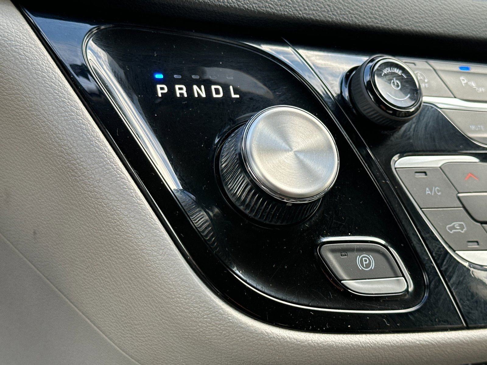 Used 2023 Chrysler Pacifica Touring-L image 22