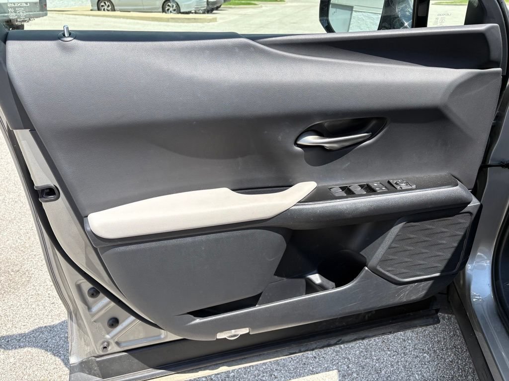 Used 2022 Lexus UX 200 w/ Accessory Package (Z1) FWD image 9