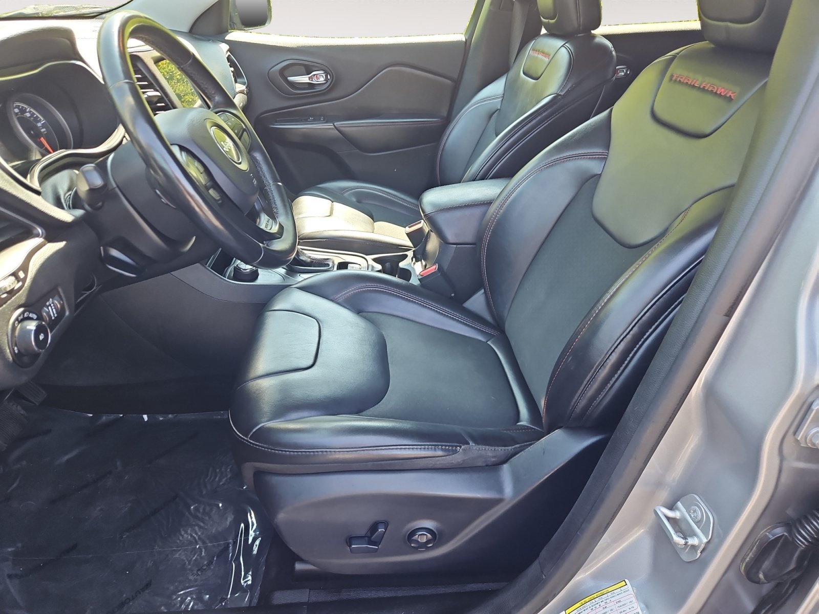 Used 2019 Jeep Cherokee Trailhawk w/ Cold Weather Group AWD/4WD image 9