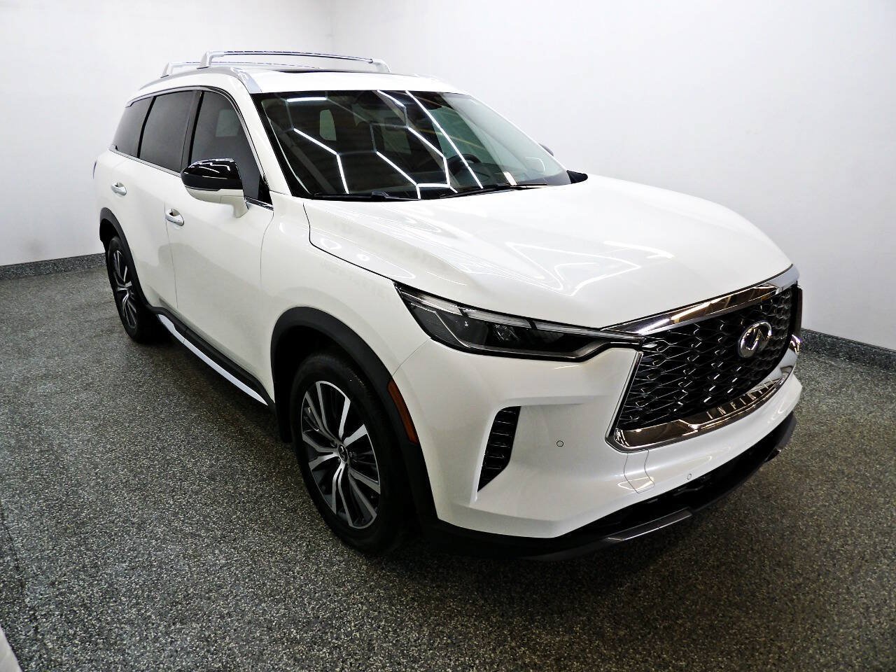 Used 2025 INFINITI QX60 Sensory w/ Vision Package AWD/4WD image 3