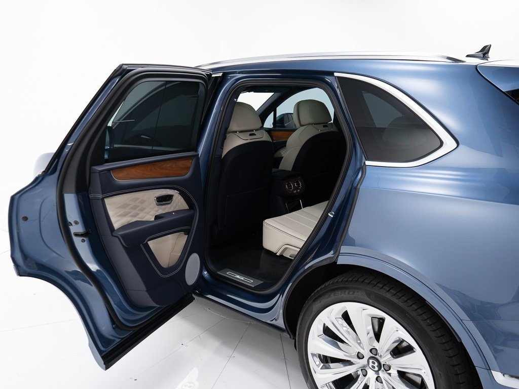 Used 2025 Bentley Bentayga image 20