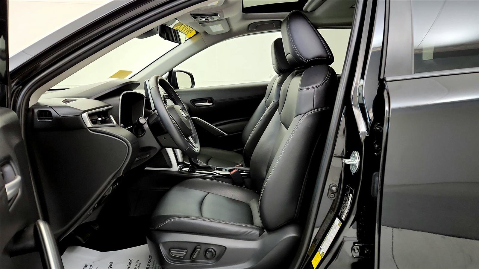 Used 2022 Toyota Corolla Cross XLE image 25