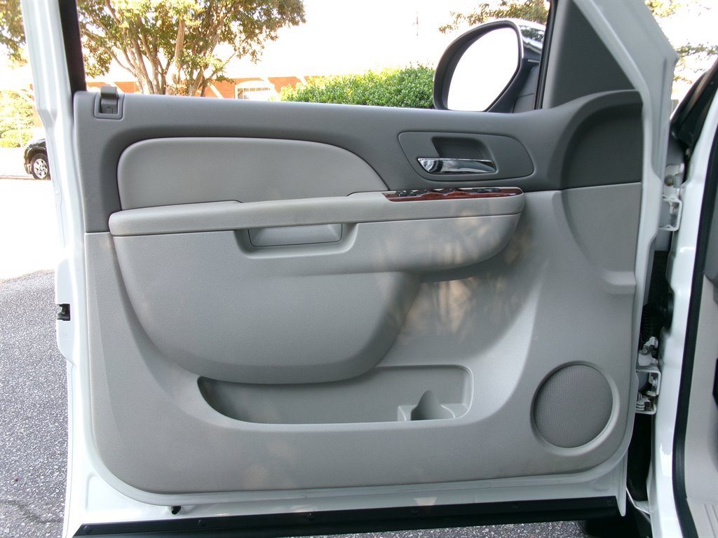 Used 2011 Chevrolet Avalanche LT RWD image 10