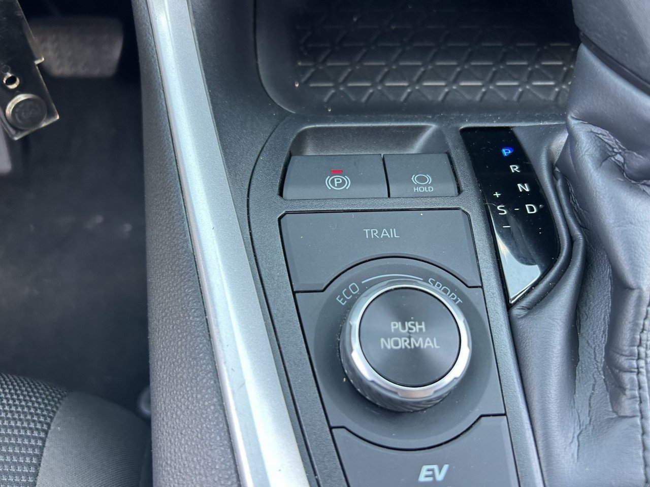 Used 2025 Toyota RAV4 LE AWD/4WD image 23