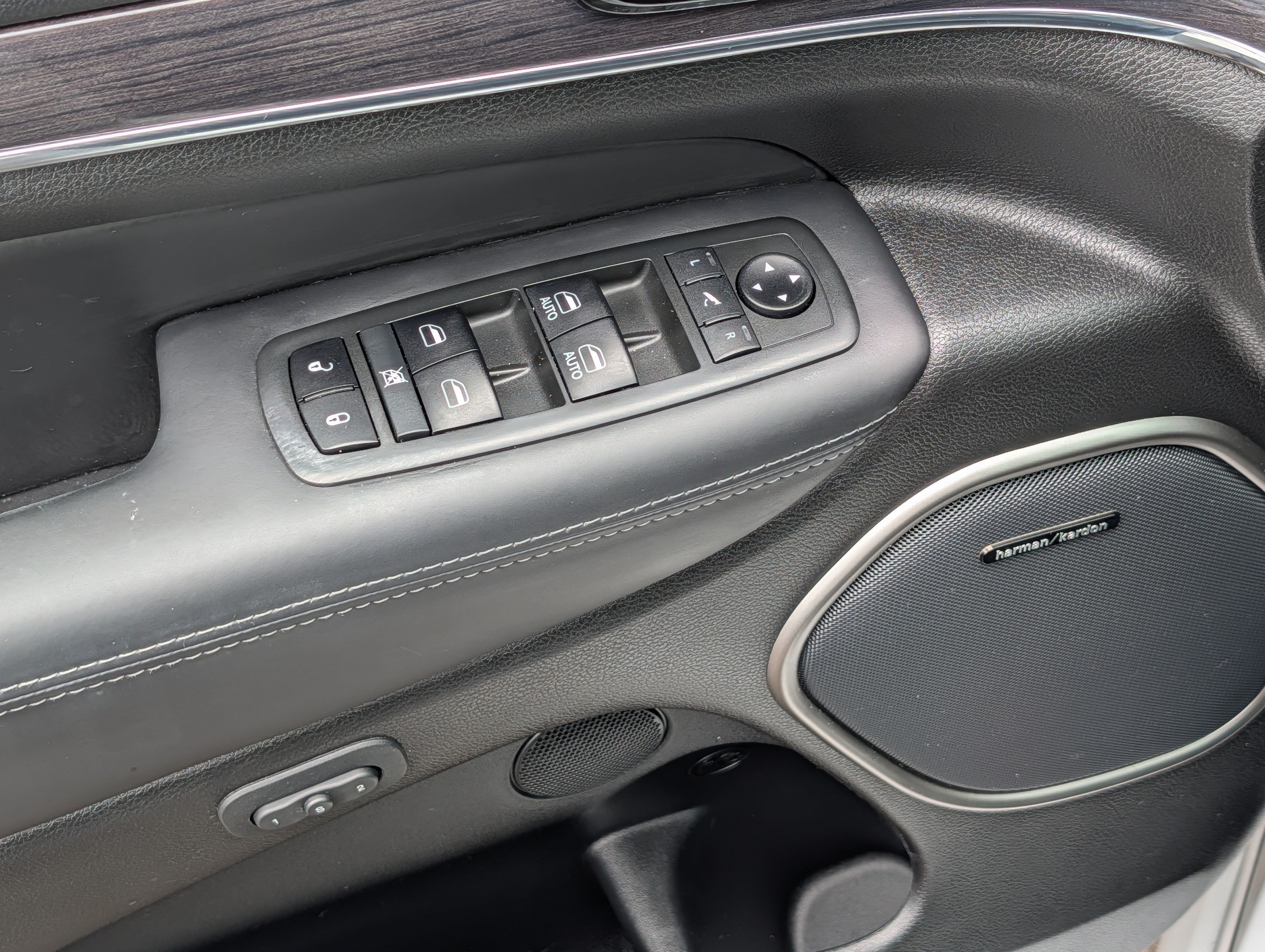 Used 2019 Jeep Grand Cherokee Overland AWD/4WD image 19