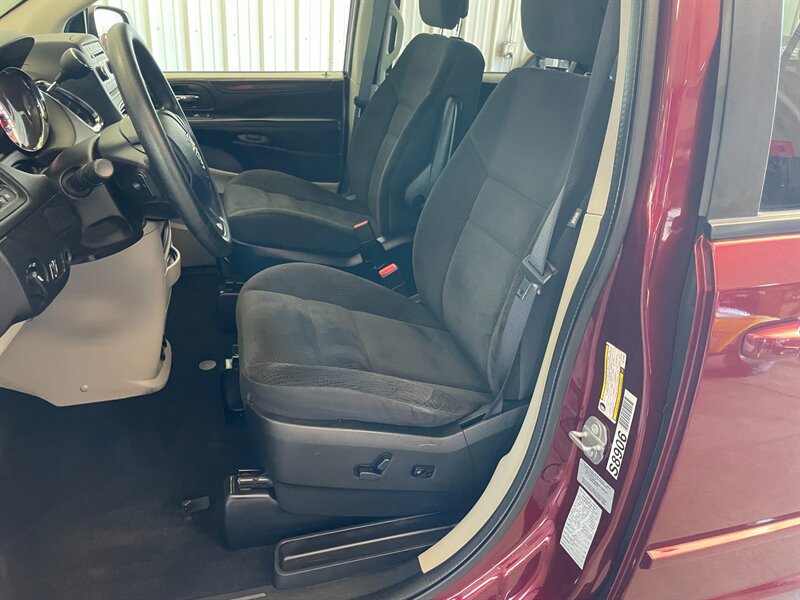 Used 2017 Dodge Grand Caravan SE FWD image 15