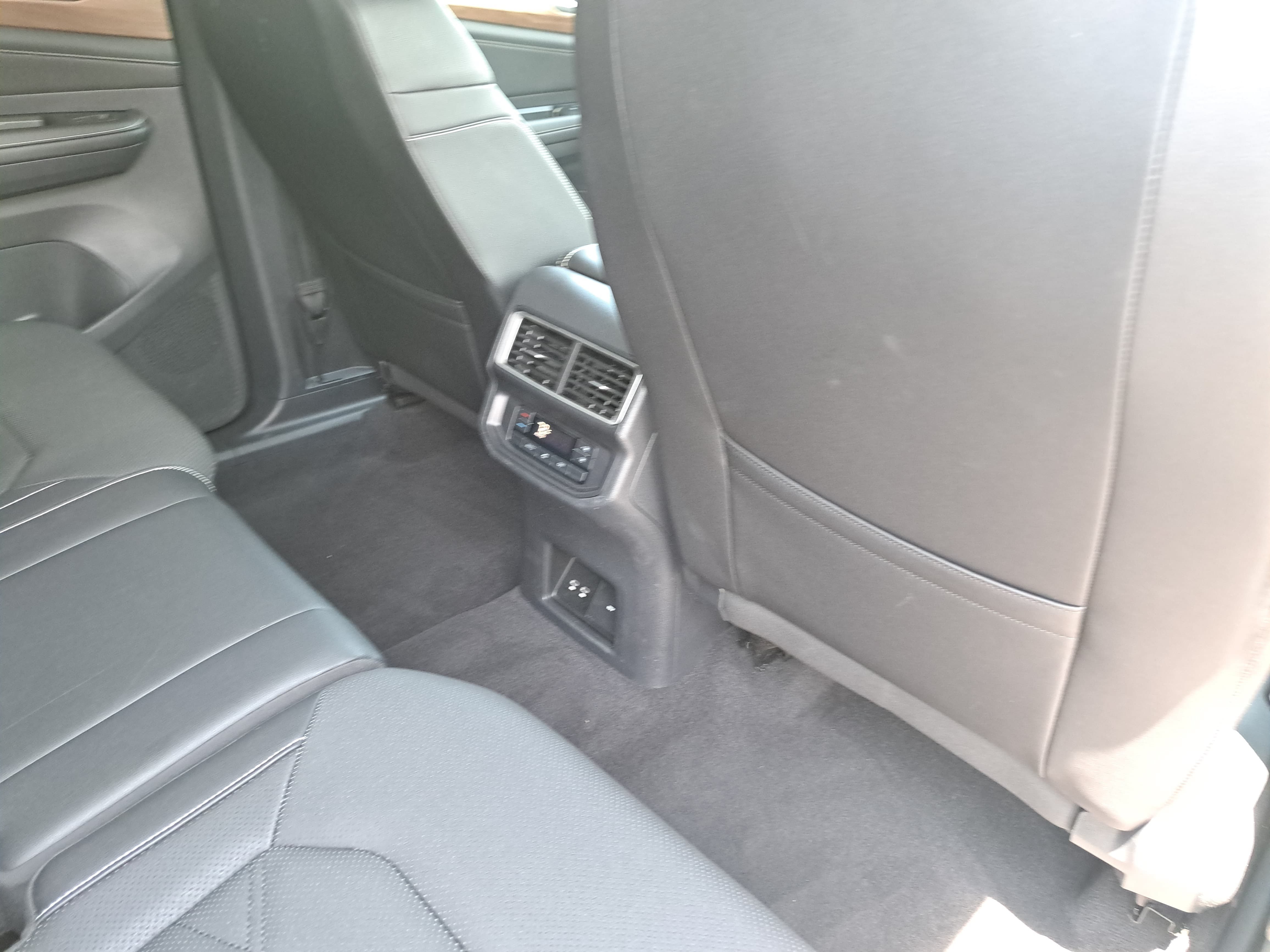Used 2025 Volkswagen Atlas SE AWD/4WD image 11