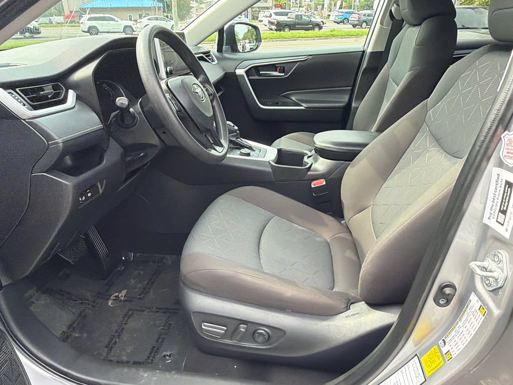 Used 2025 Toyota RAV4 XLE AWD/4WD image 18