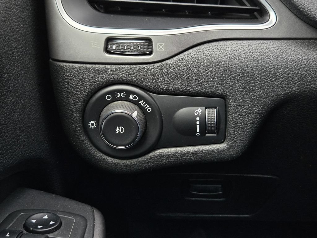 Used 2019 Jeep Cherokee Latitude w/ Popular Appearance Group FWD image 16