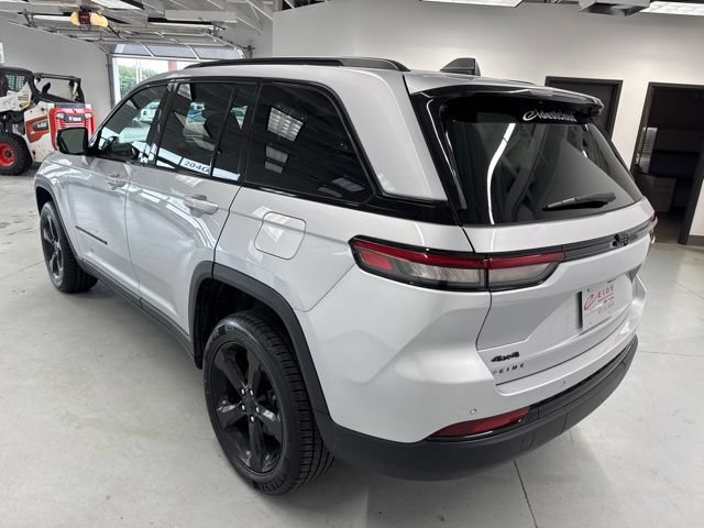 Used 2023 Jeep Grand Cherokee Altitude AWD/4WD image 9