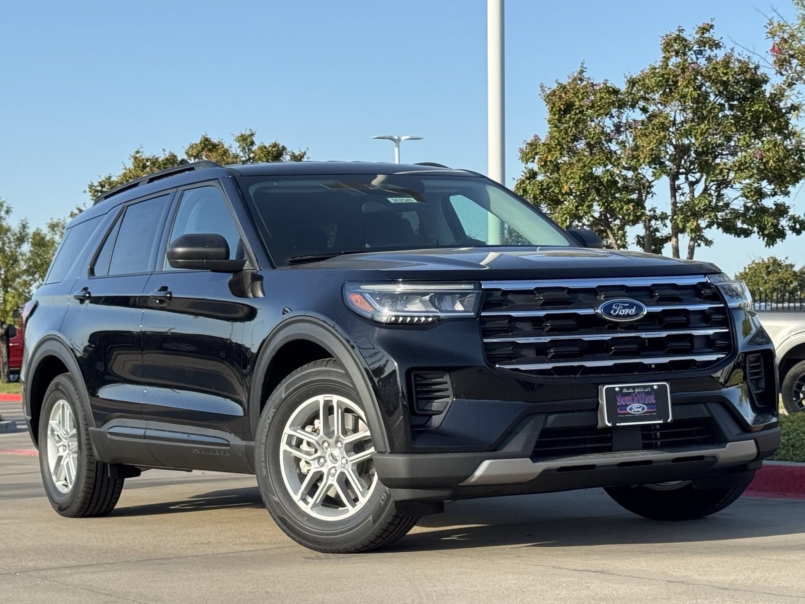 New 2026 Ford Explorer Active RWD image 2