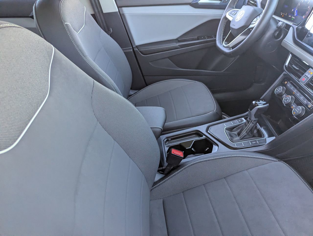 Used 2024 Volkswagen Taos SE w/ Panoramic Sunroof Package FWD image 12