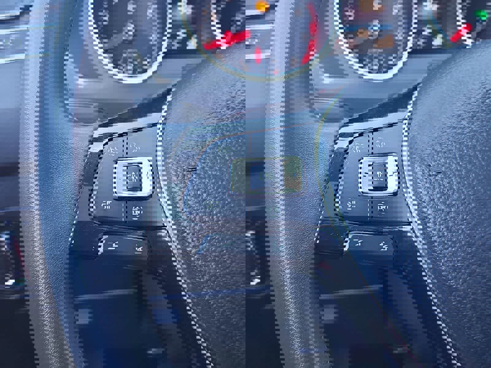 Used 2020 Volkswagen Tiguan SE w/ Panoramic Sunroof Package image 25