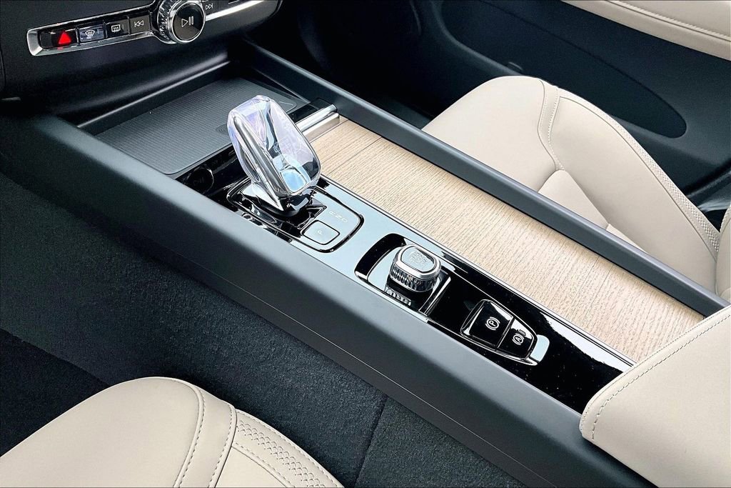 New 2026 Volvo XC60 B5 Plus w/ Protection Package Premier AWD/4WD image 32
