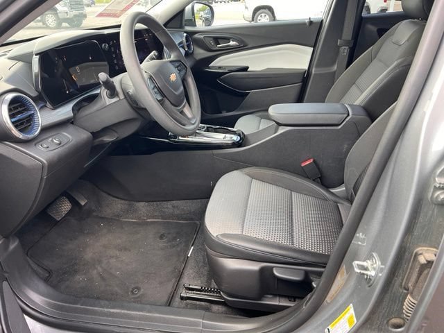 Used 2025 Chevrolet Trax LT FWD image 8