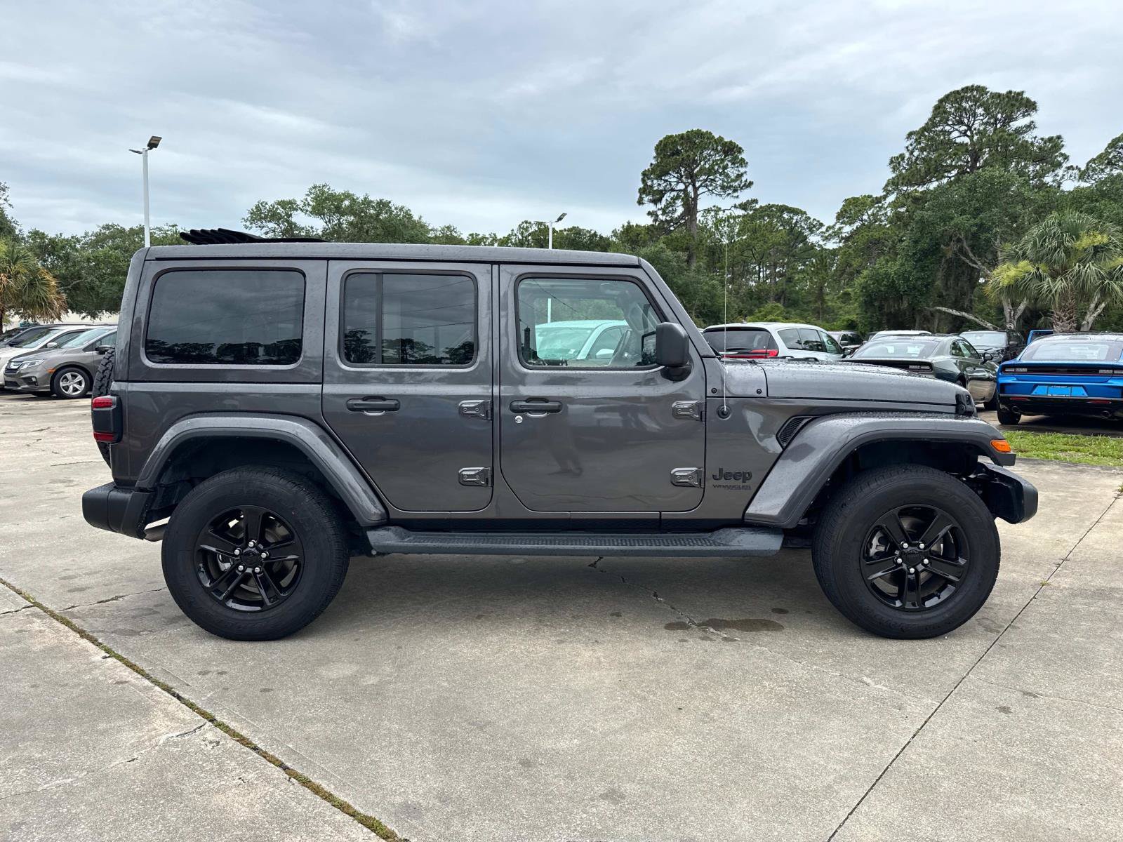 Used 2022 Jeep Wrangler Unlimited Sahara AWD/4WD image 2