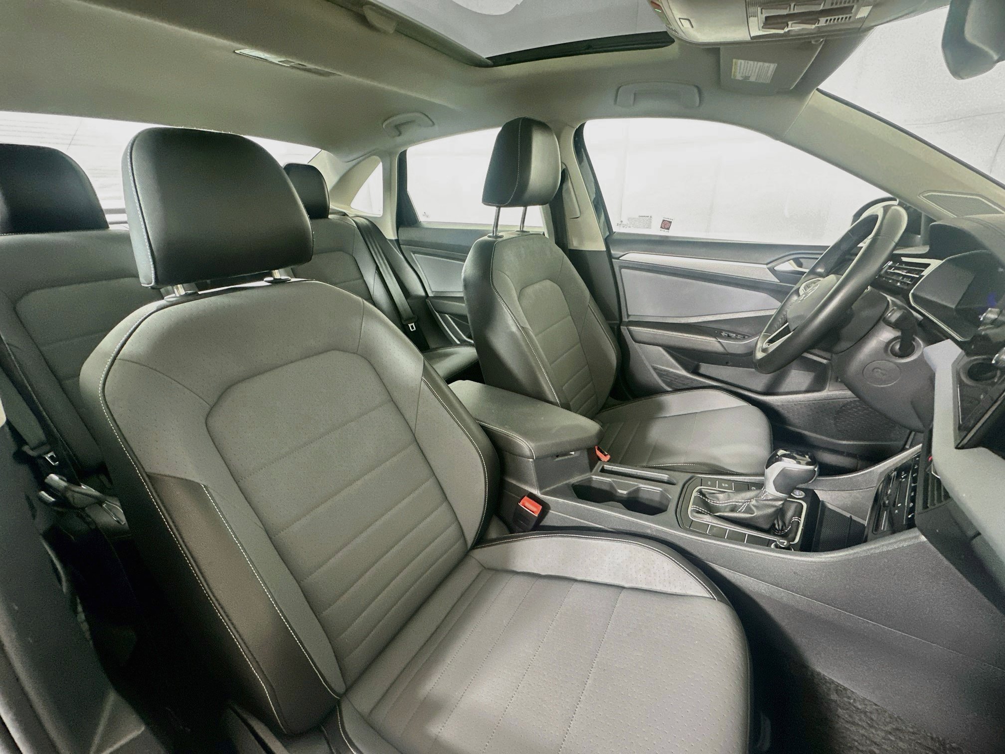 Used 2025 Volkswagen Jetta SE FWD image 30