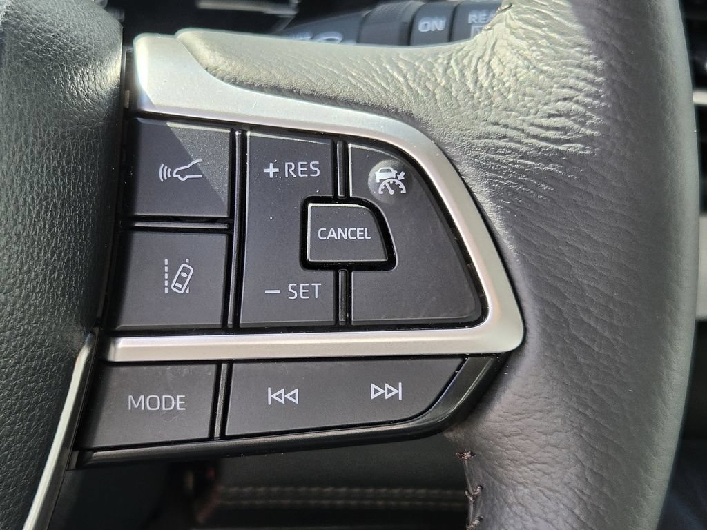 Used 2025 Toyota Sienna XLE FWD image 23