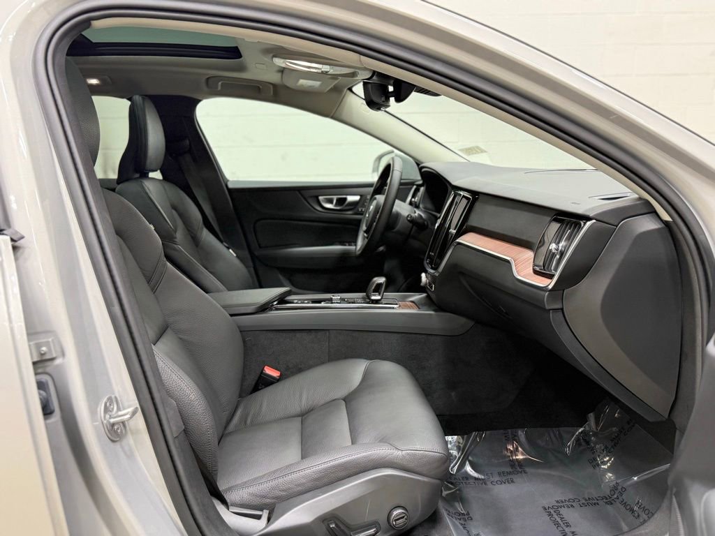 Used 2025 Volvo V60 B5 Cross Country Plus image 38