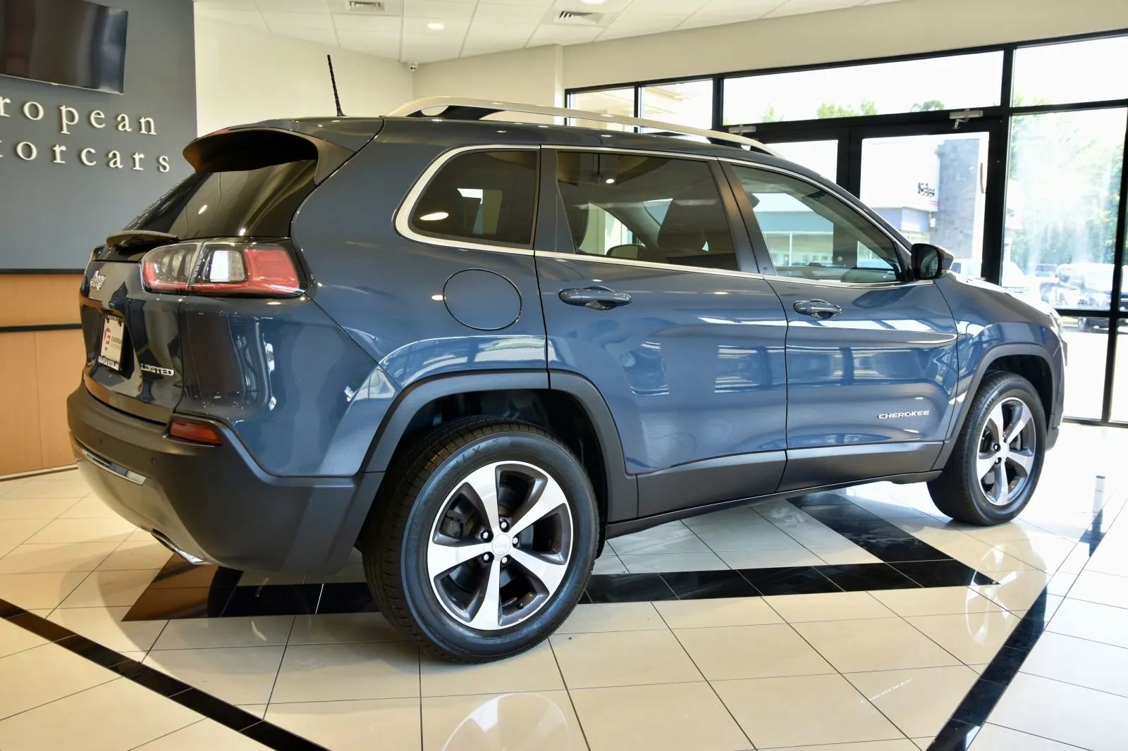 Used 2019 Jeep Cherokee Limited image 6