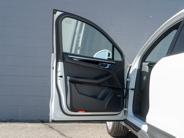 Certified 2025 Porsche Macan image 15