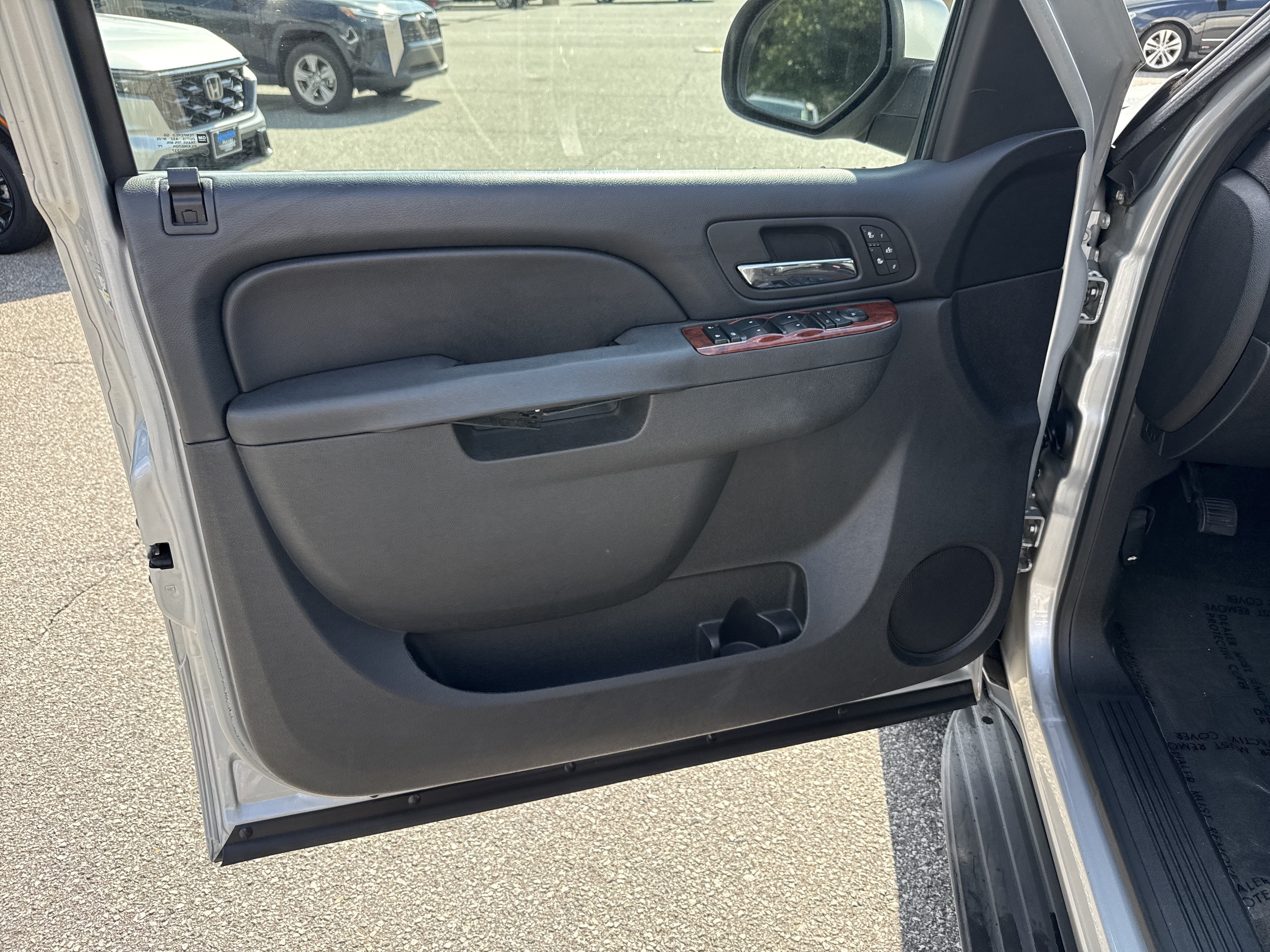 Used 2013 Chevrolet Tahoe LT w/ Luxury Package RWD image 14