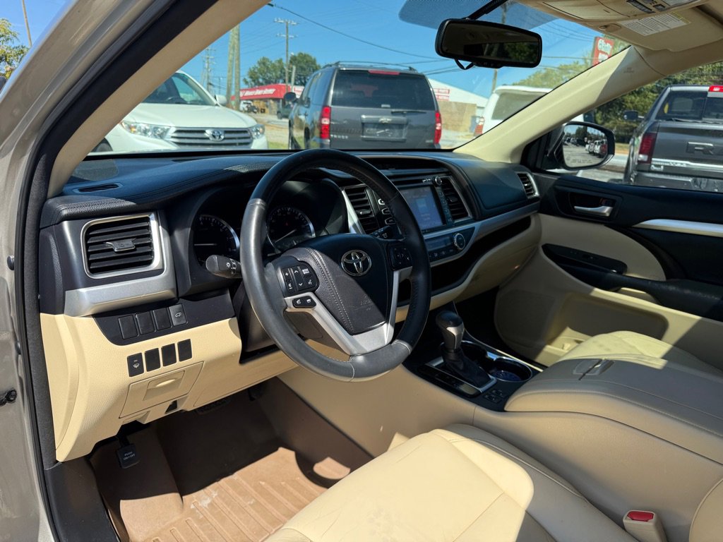 Used 2014 Toyota Highlander XLE image 10