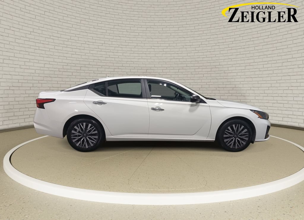Used 2025 Nissan Altima 2.5 SV FWD image 4