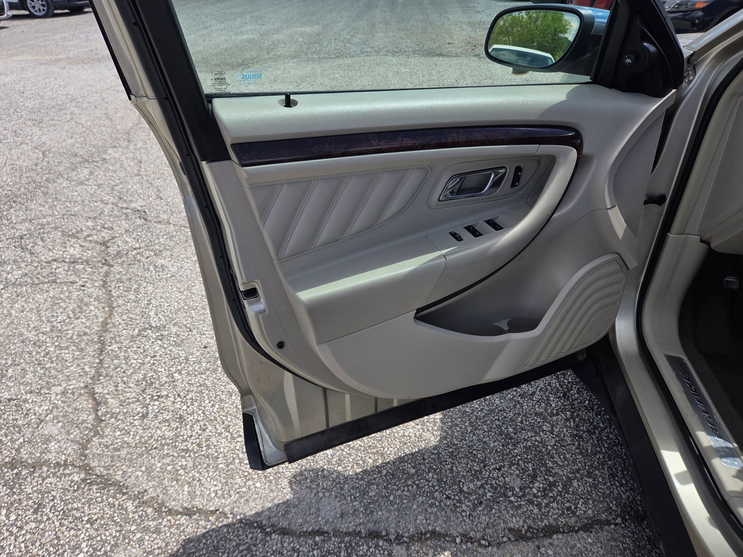 Used 2010 Ford Taurus Limited AWD/4WD image 16