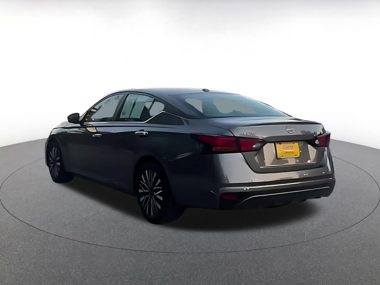Used 2025 Nissan Altima 2.5 SV FWD image 9