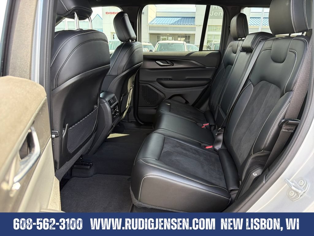 Used 2025 Jeep Grand Cherokee Altitude AWD/4WD image 23