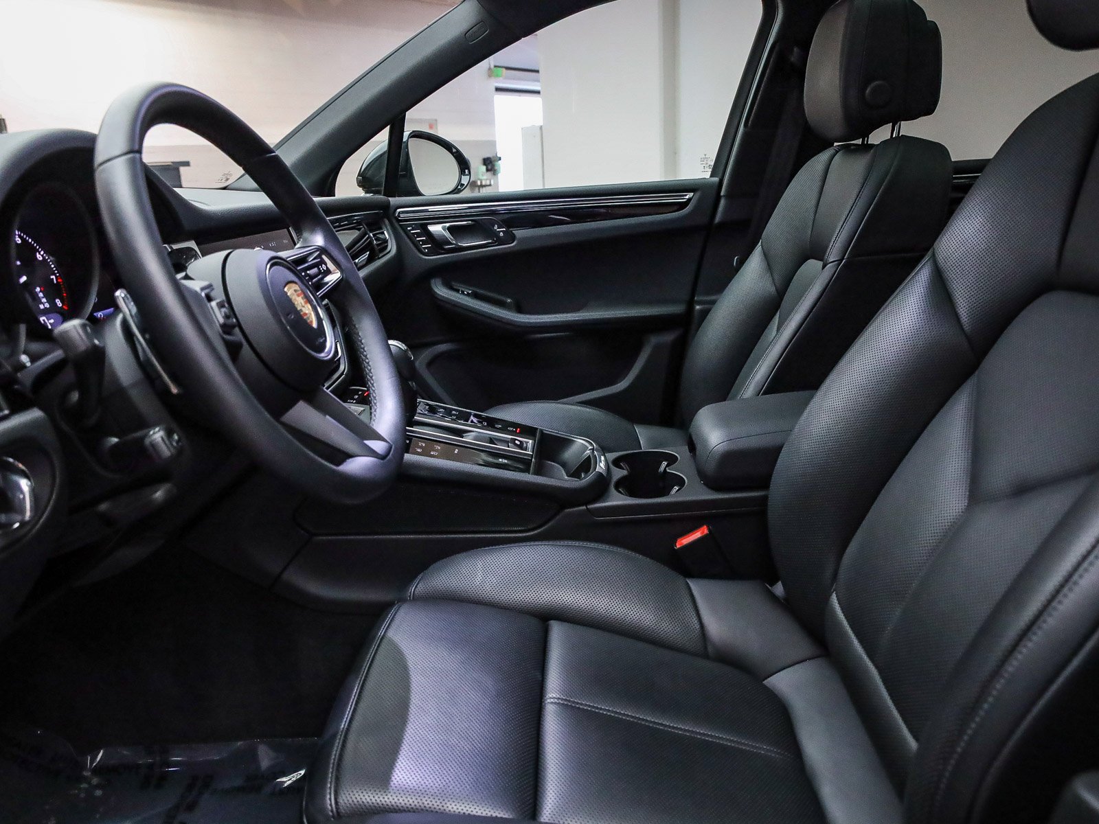 Certified 2025 Porsche Macan AWD/4WD image 22