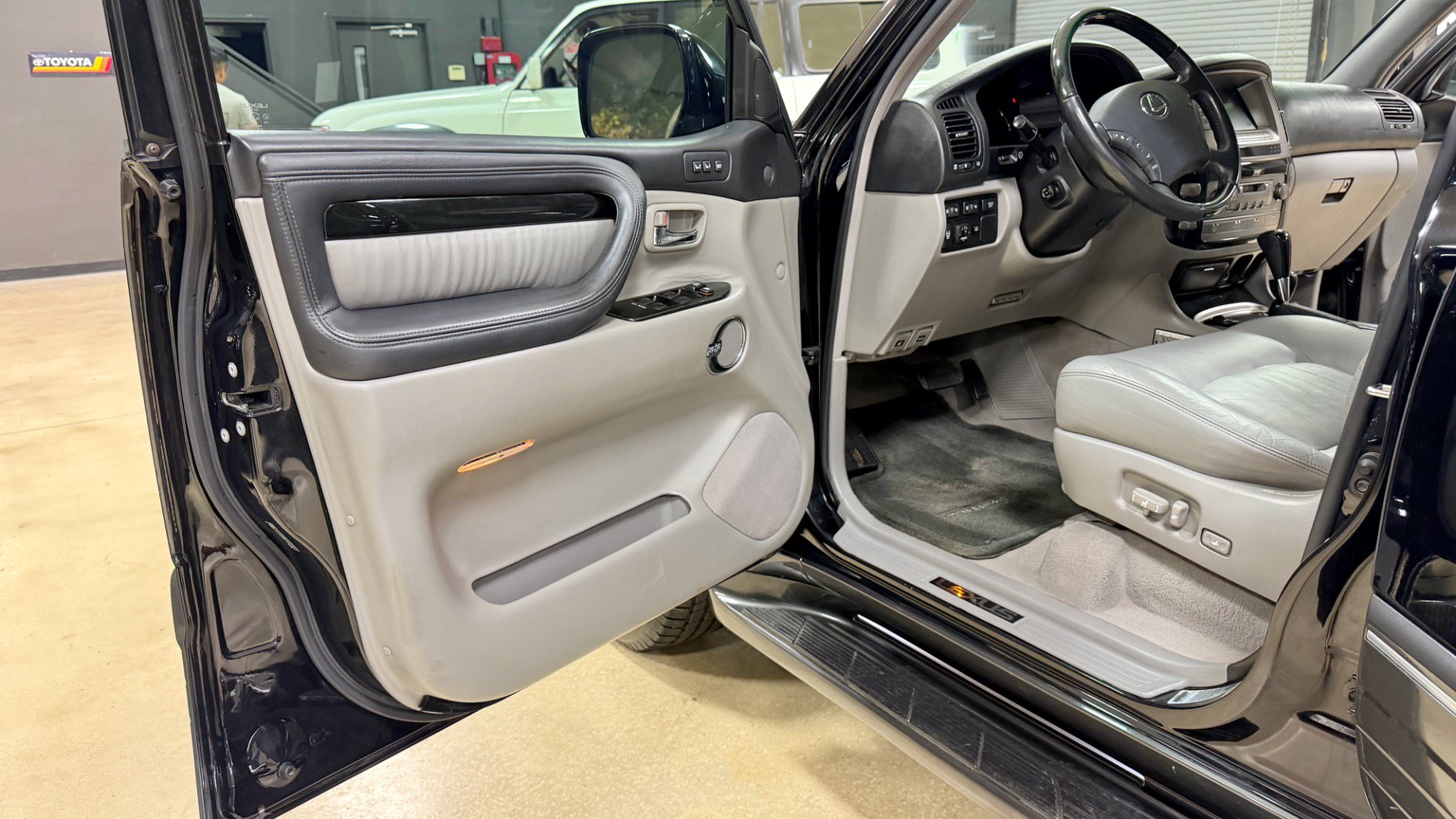 Used 2007 Lexus LX 470 4WD w/ Limited Edition image 26