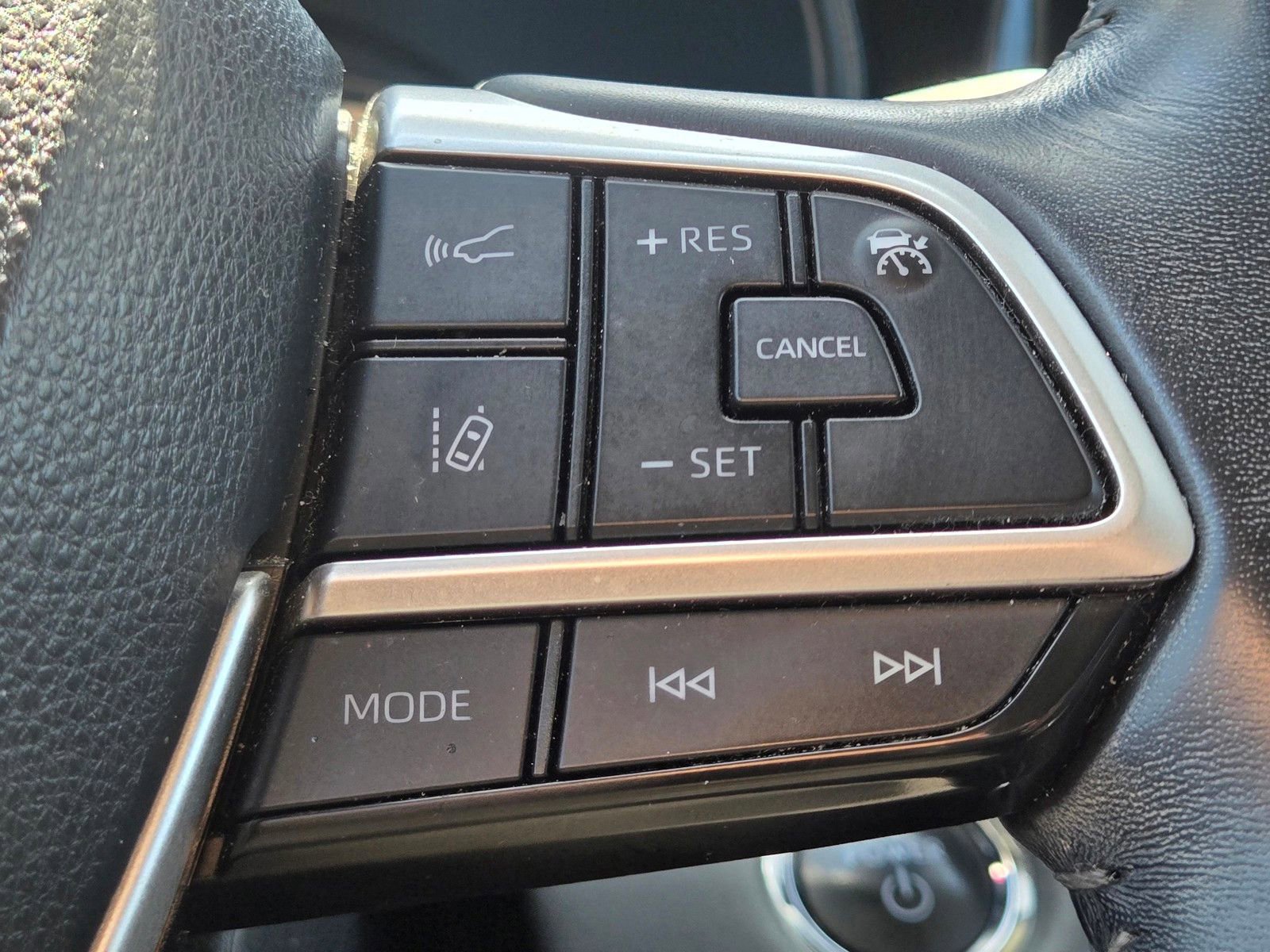 Used 2023 Toyota Highlander LE AWD/4WD image 27