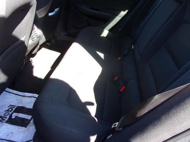 Used 2017 Chevrolet Malibu LT image 9