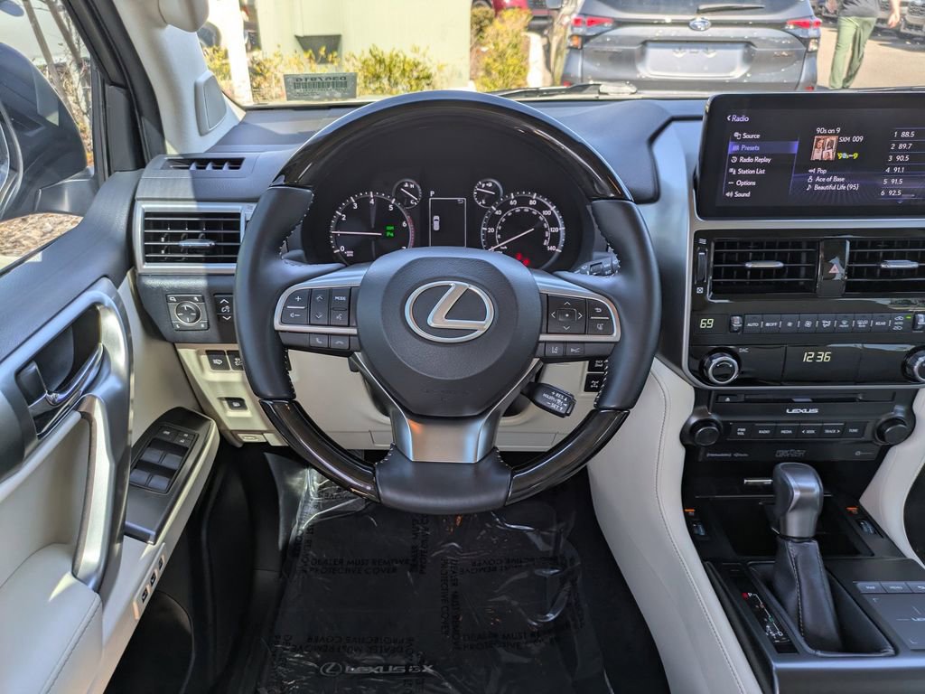Used 2023 Lexus GX 460 Premium w/ Accessory Package image 15