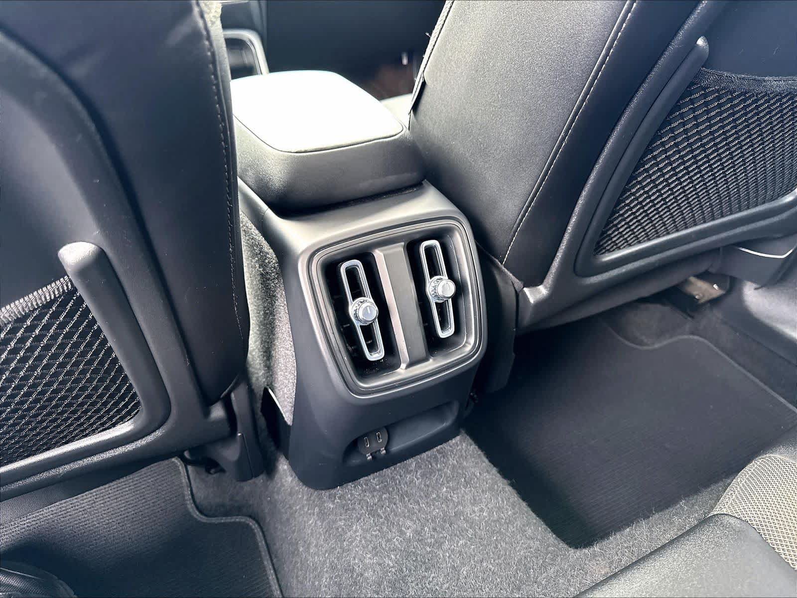 Used 2023 Volvo C40 Recharge Core AWD/4WD image 38
