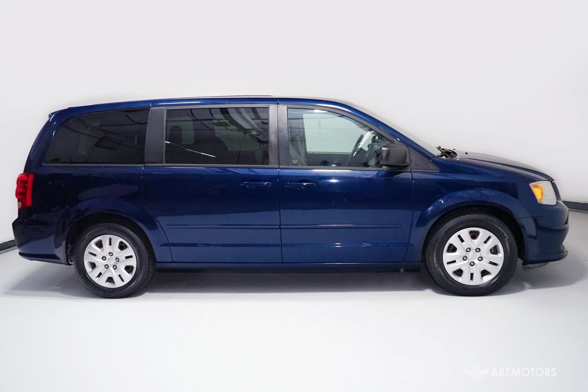 Used 2016 Dodge Grand Caravan SE w/ Quick Order Package 29E SE FWD image 3