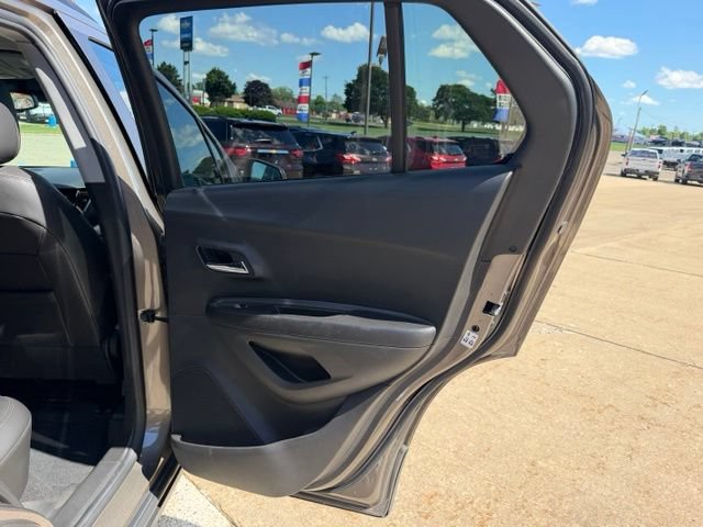 Used 2022 Chevrolet Trax LT w/ LT Convenience Package AWD/4WD image 32