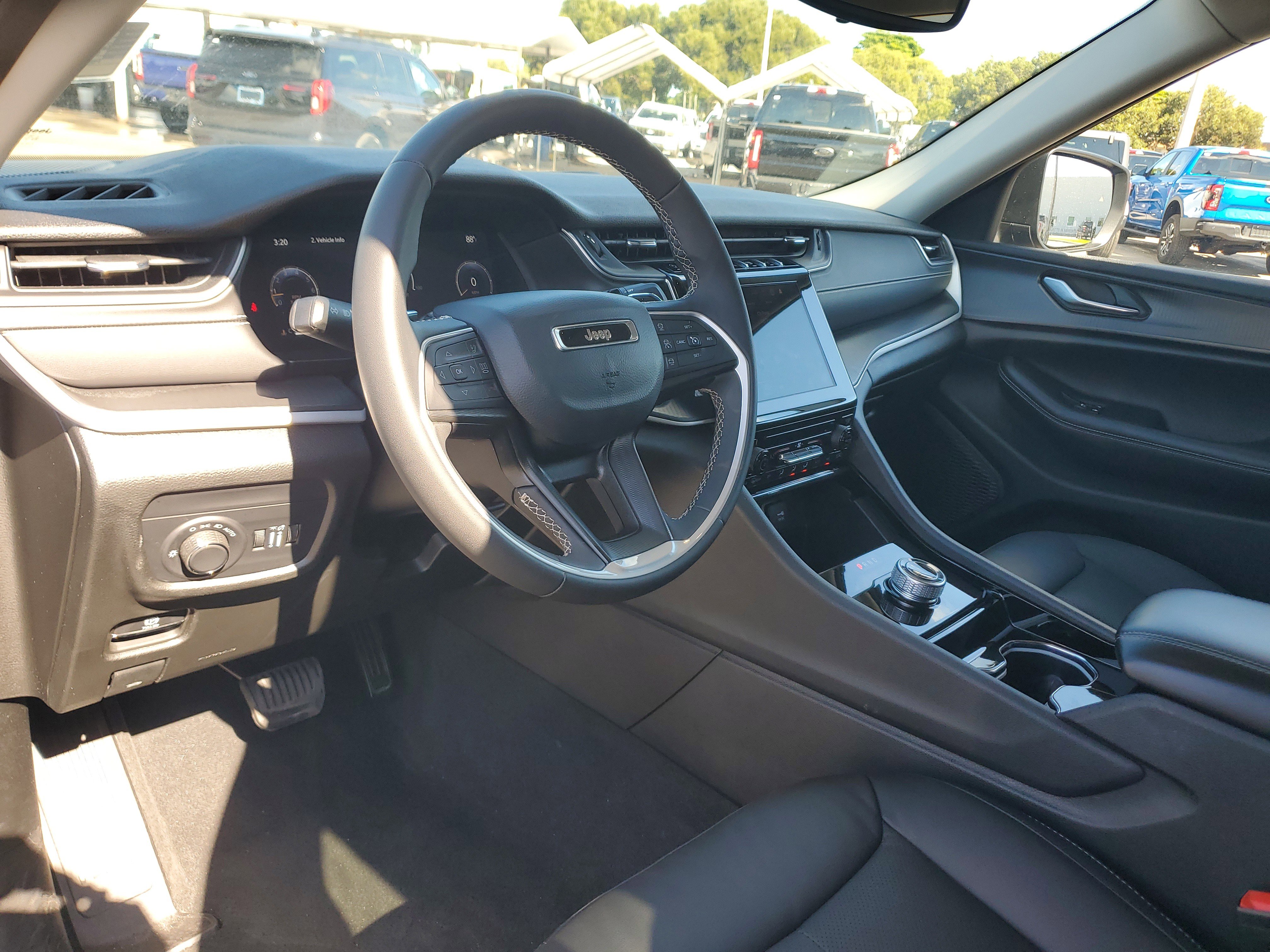 Used 2023 Jeep Grand Cherokee L Laredo image 21