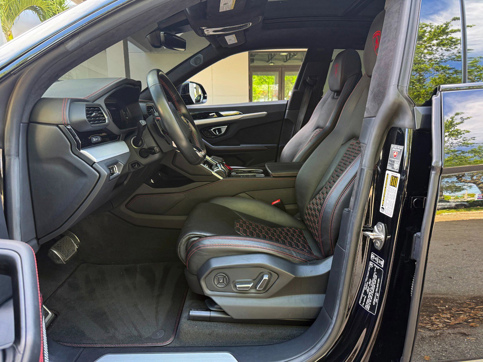 Used 2019 Lamborghini Urus AWD/4WD image 17